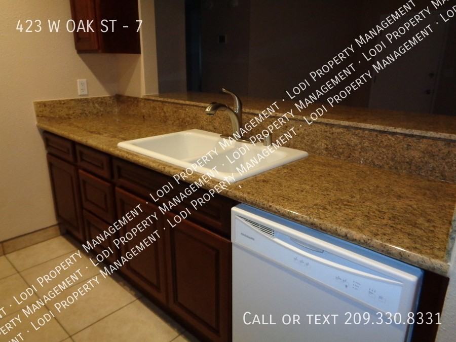 423 W Oak St #7 - Photo 3 of 20