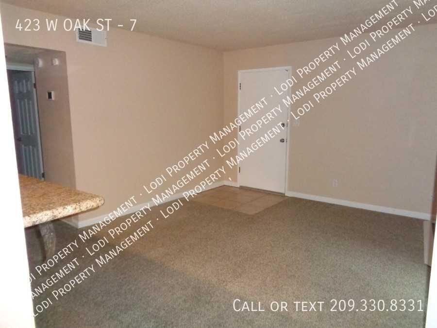 423 W Oak St #7 - Photo 5 of 20