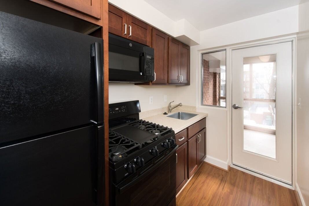 621 Hamlin St Ne #3 - Photo 4 of 5