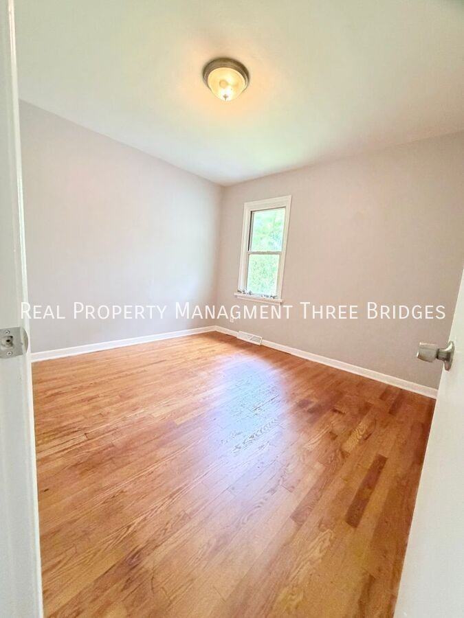 536 Ames Pl - Photo 3 of 11