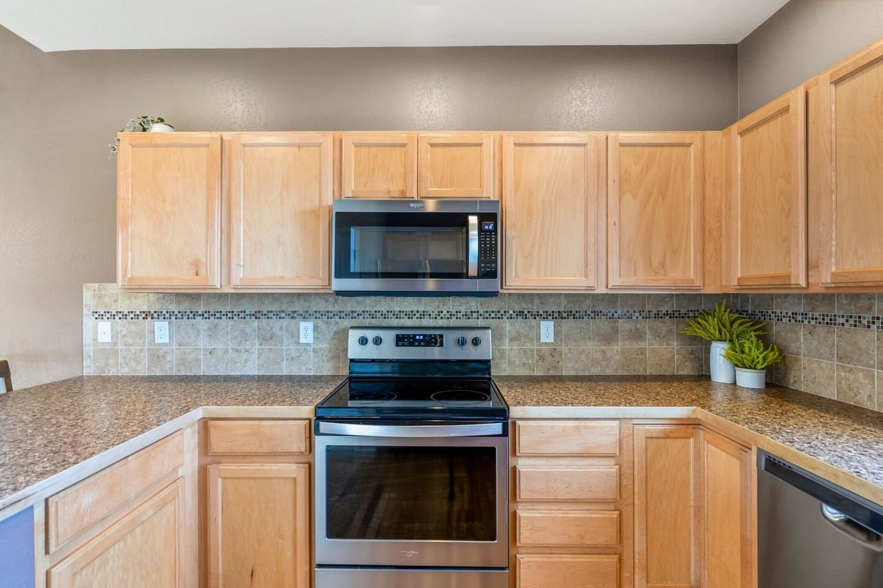 7287 Atlantis St - Photo 5 of 20
