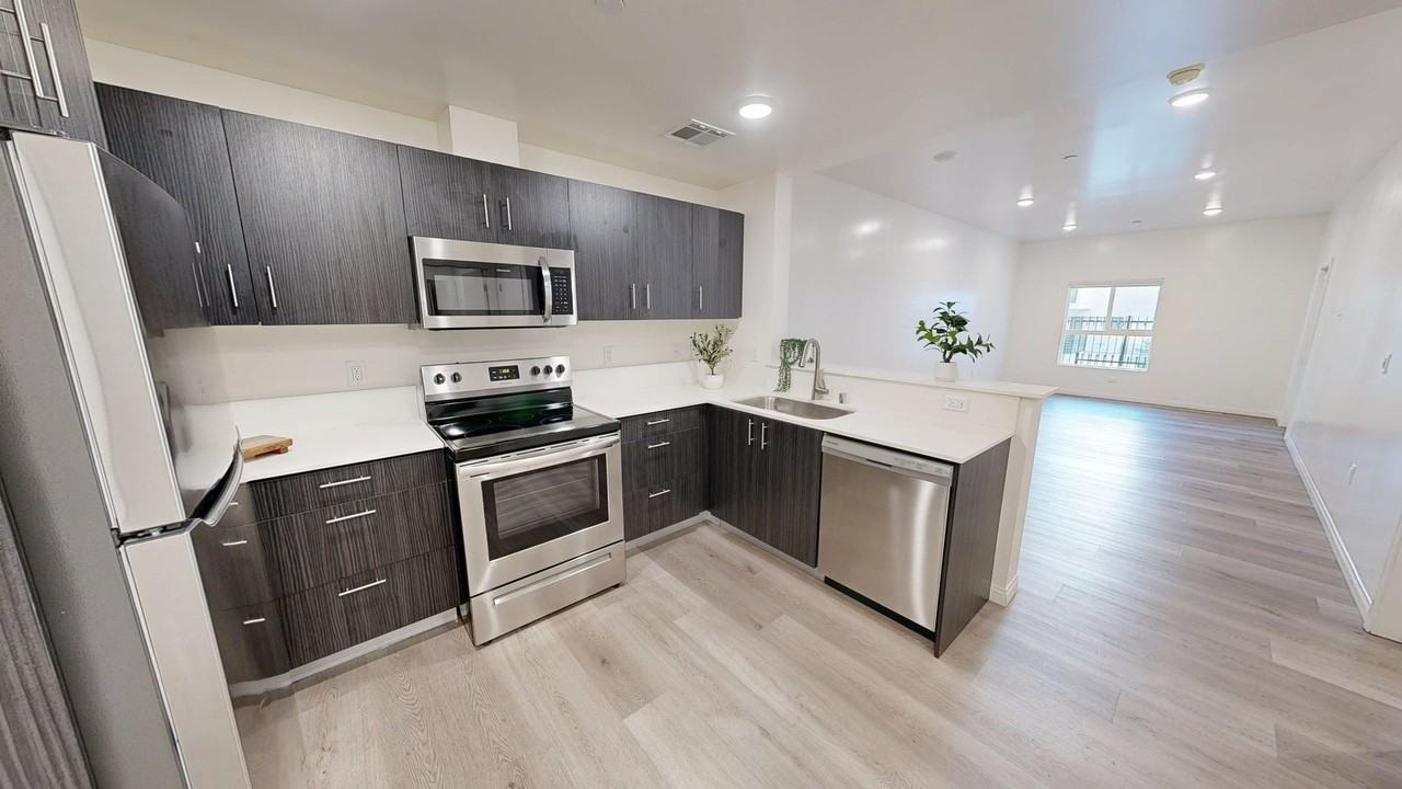 218 S Occidental Blvd - Photo 2 of 11