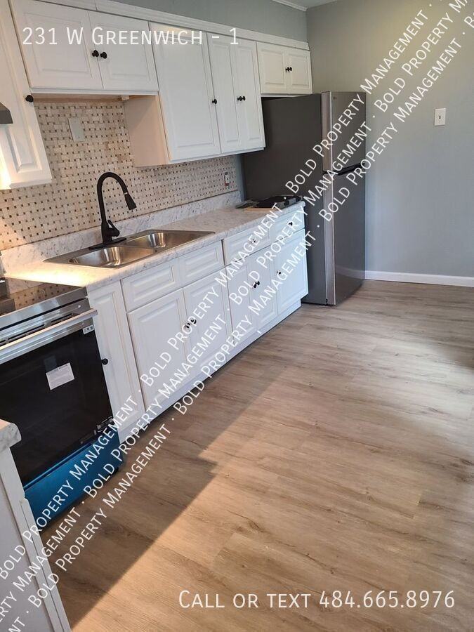 231 W Greenwich St #1 - Photo 3 of 10