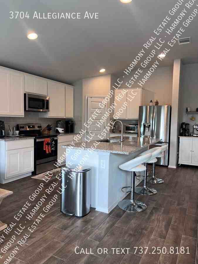 3704 Allegiance Ave - Photo 3 of 18