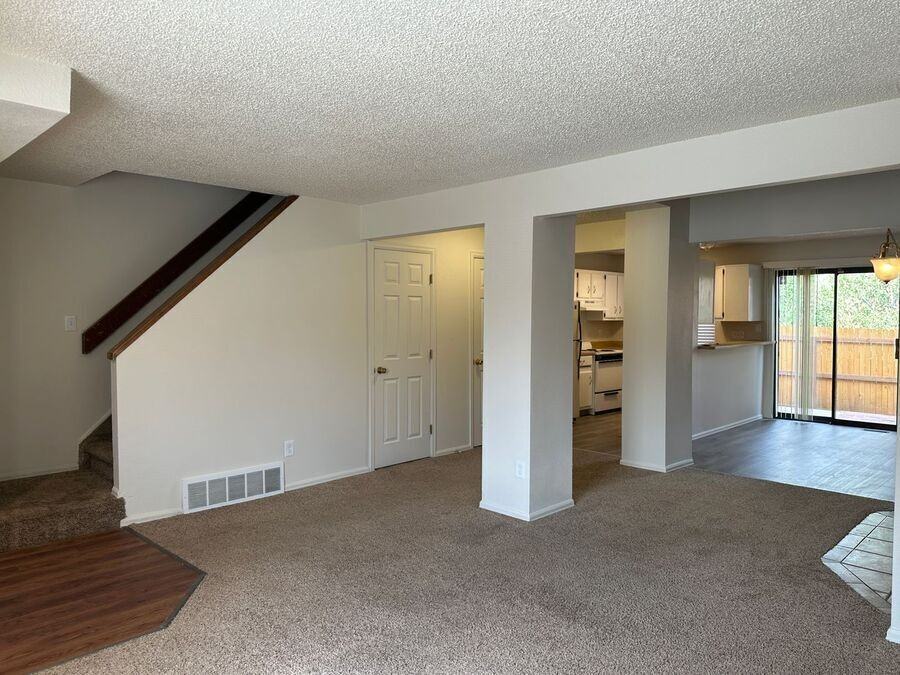 826 London Green Way - Photo 5 of 20
