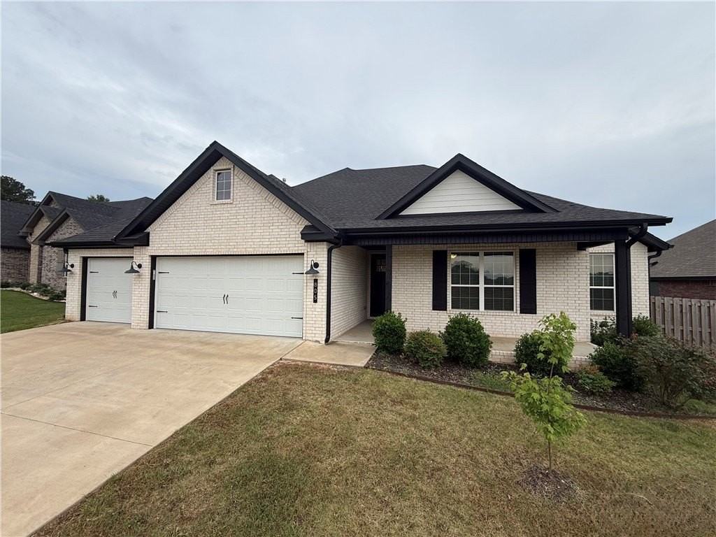805 Carlock Dr - Photo 2 of 24