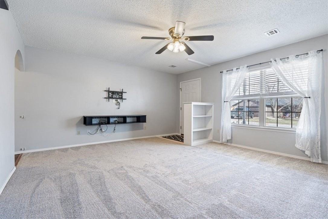 11 Jordan Ln - Photo 3 of 17