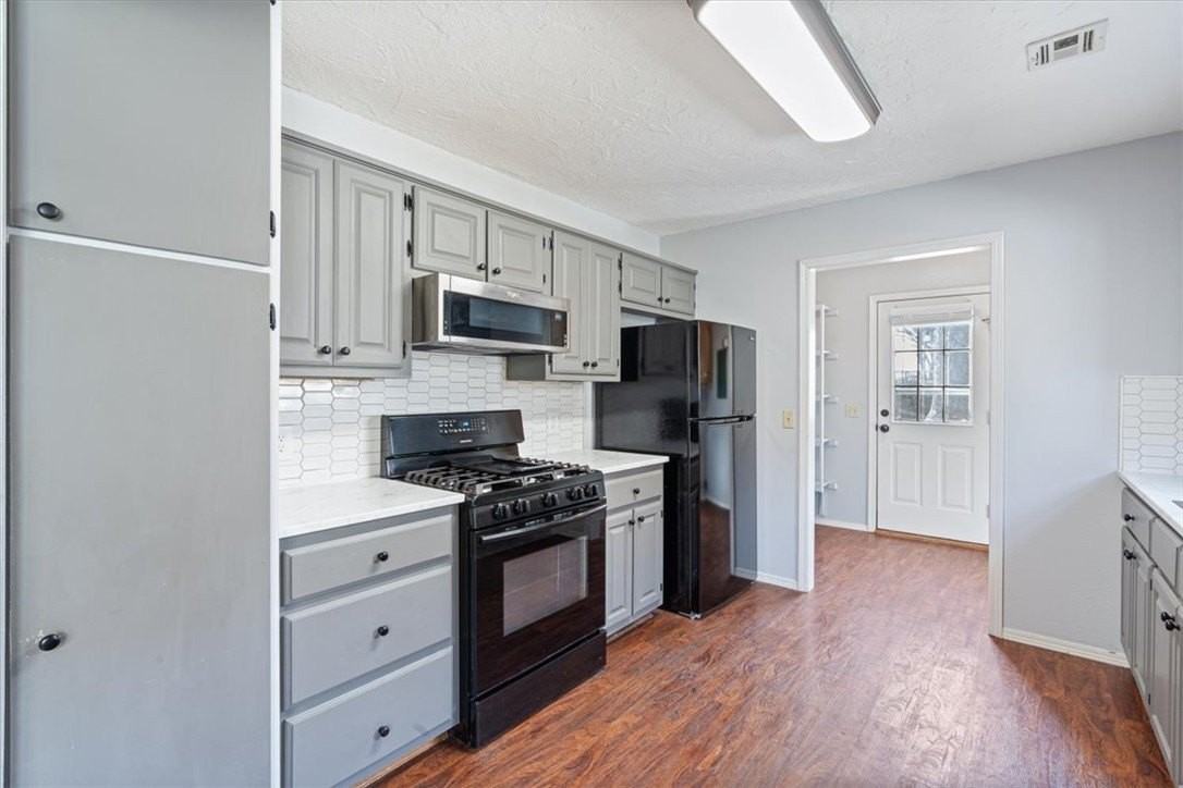 11 Jordan Ln - Photo 6 of 17