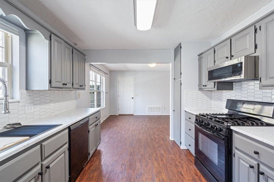 11 Jordan Ln - Photo 7 of 17