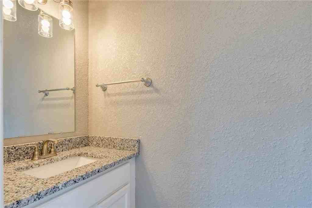 402 E Hemlock St - Photo 5 of 11