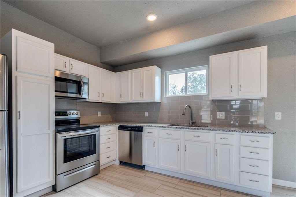 402 E Hemlock St - Photo 6 of 11