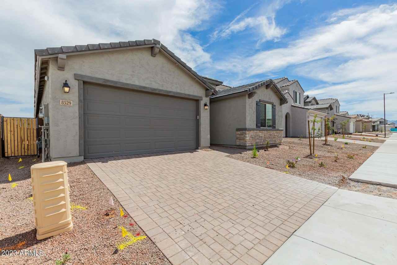 8529 S 67th Dr - Photo 2 of 32