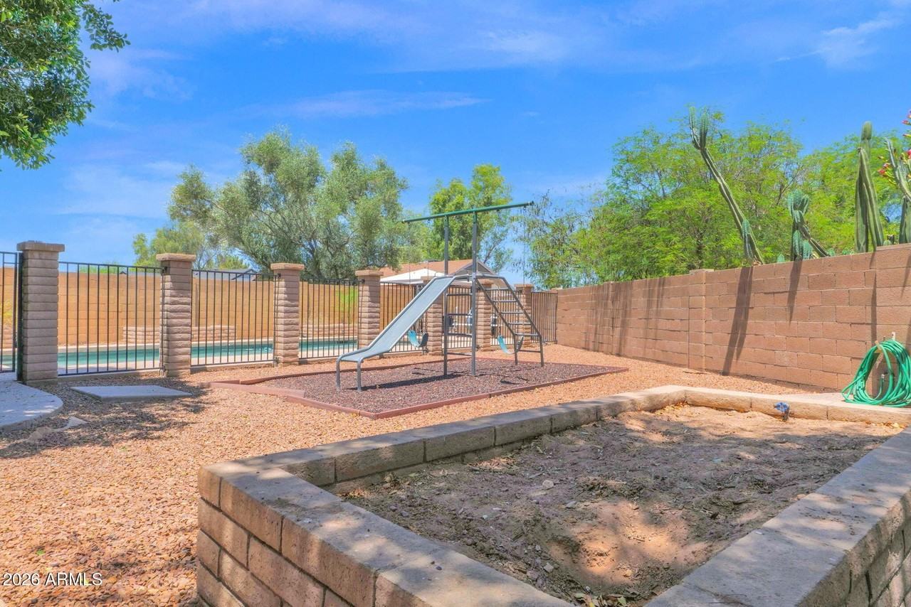 360 S Pineview Dr - Photo 4 of 31