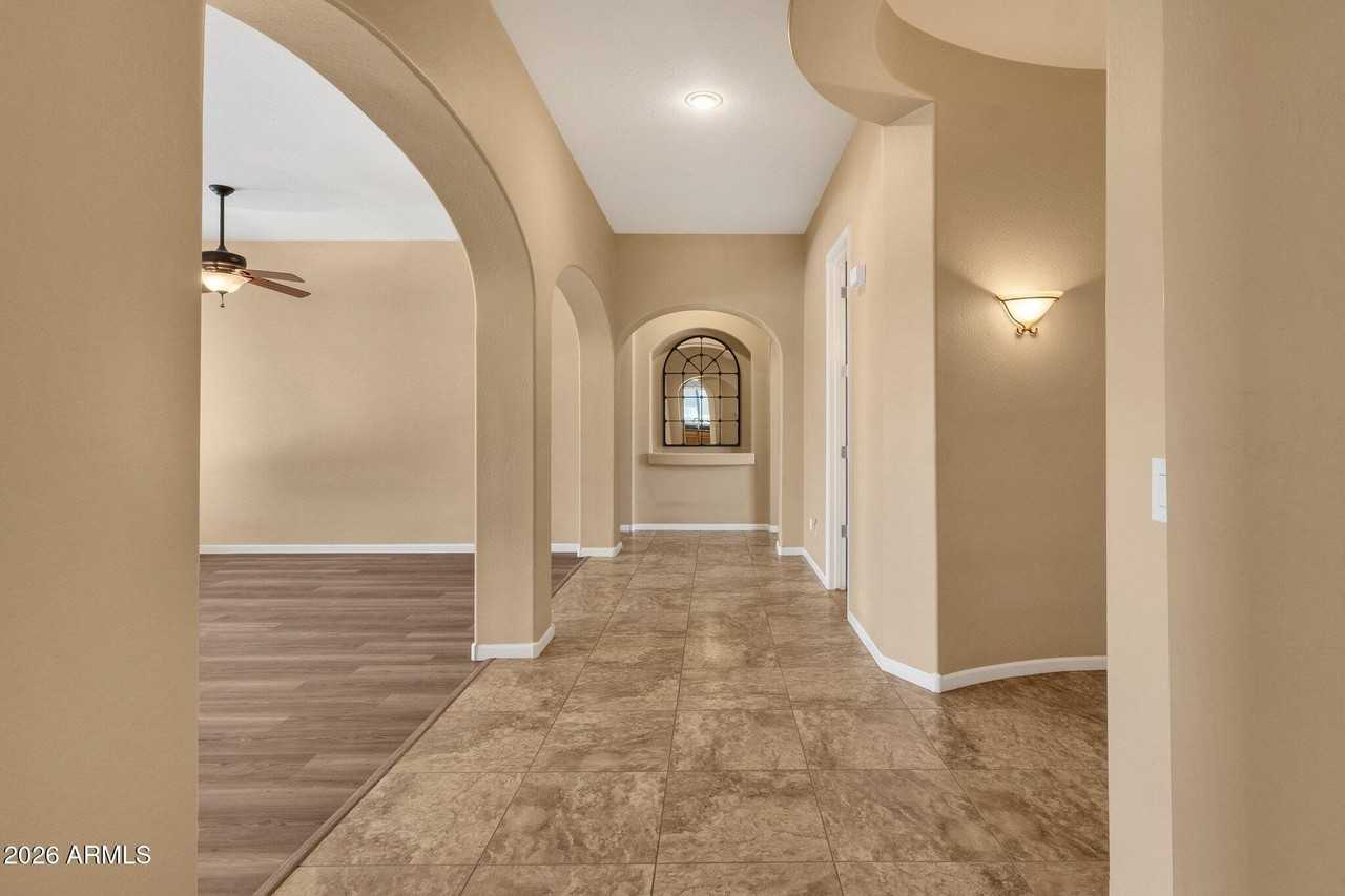 2403 E Robb Ln - Photo 5 of 40