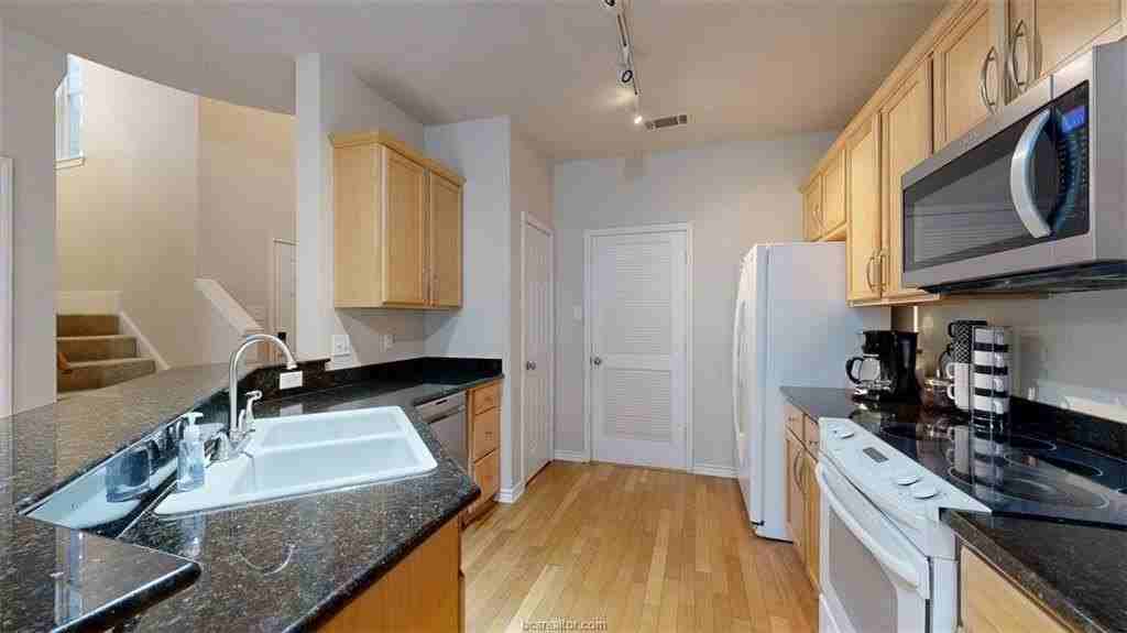 4307 Spring Hill Dr - Photo 4 of 35