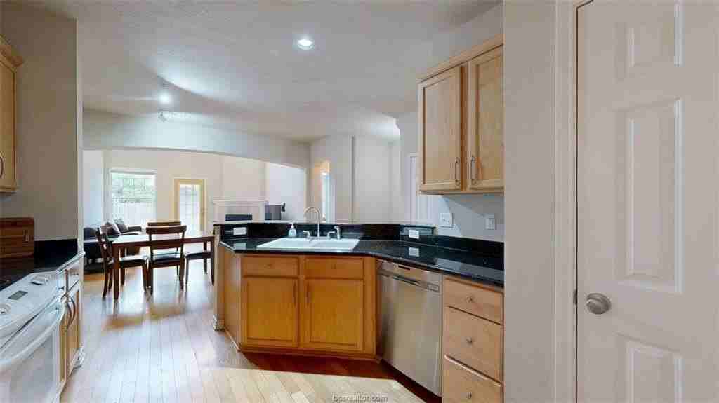 4307 Spring Hill Dr - Photo 6 of 35