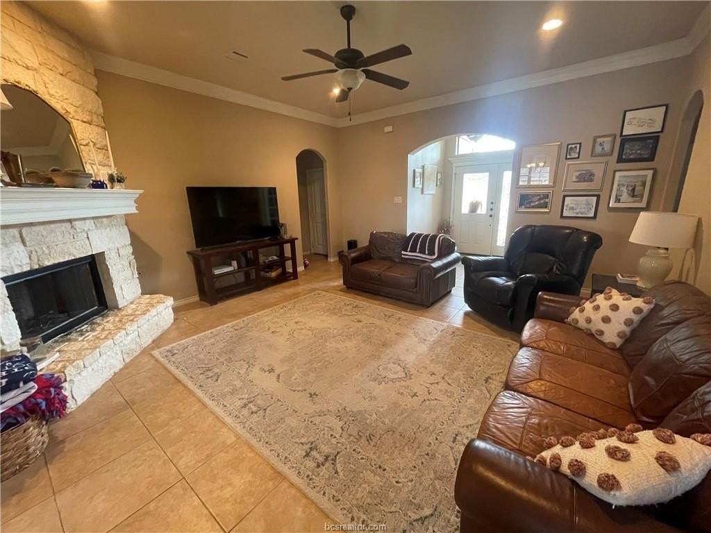 3907 Incourt Ln - Photo 3 of 8