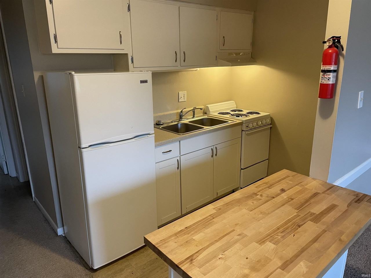 1005 N Rogers St #B16 - Photo 4 of 11