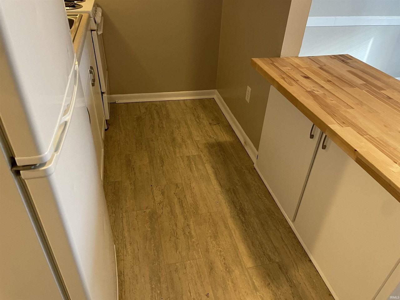 1005 N Rogers St #B16 - Photo 6 of 11