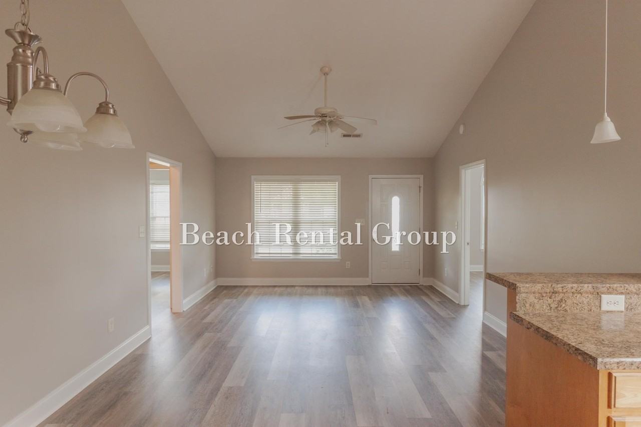 204 Macarthur Dr - Photo 2 of 26