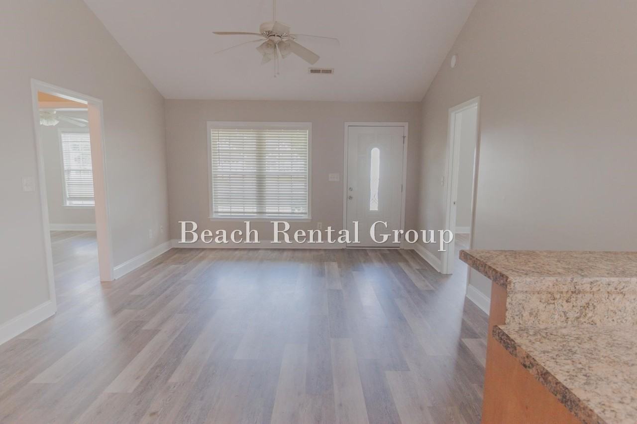 204 Macarthur Dr - Photo 5 of 26
