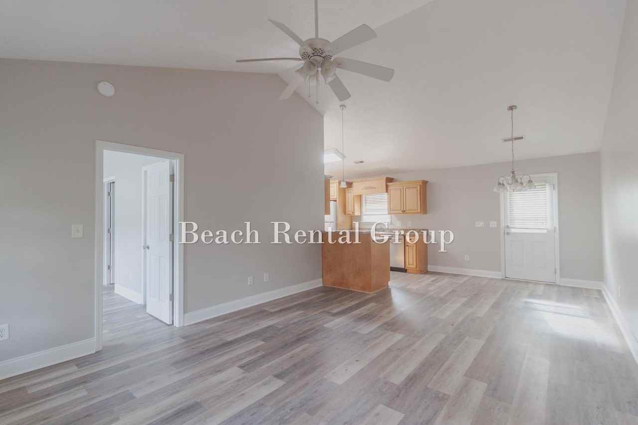 204 Macarthur Dr - Photo 7 of 26