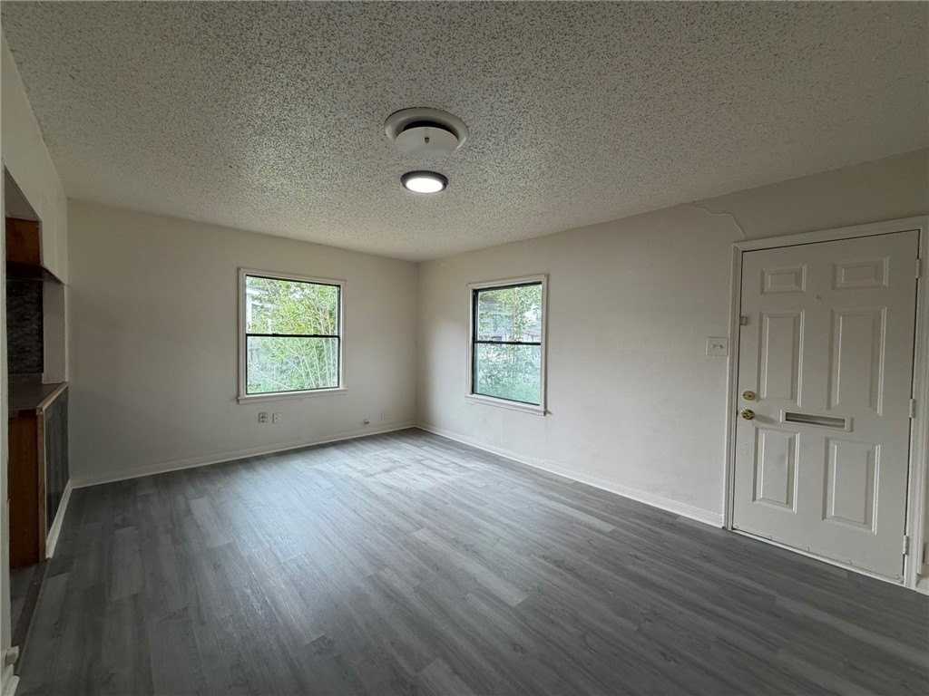 2041 Harvard St - Photo 4 of 11