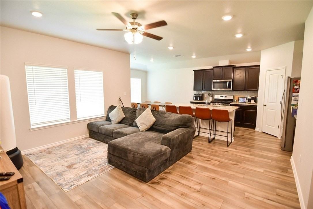 1154 Carnaby St - Photo 2 of 7