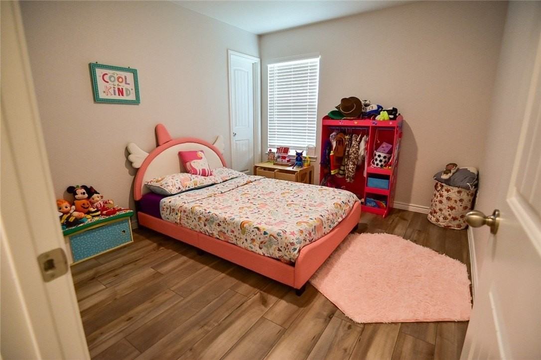 1154 Carnaby St - Photo 3 of 7