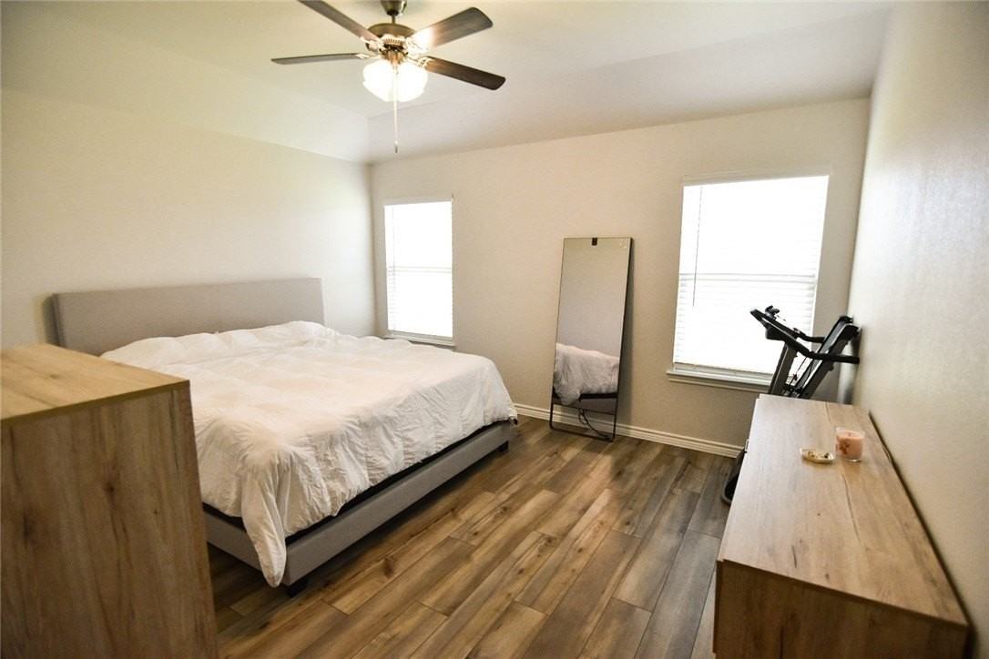 1154 Carnaby St - Photo 6 of 7