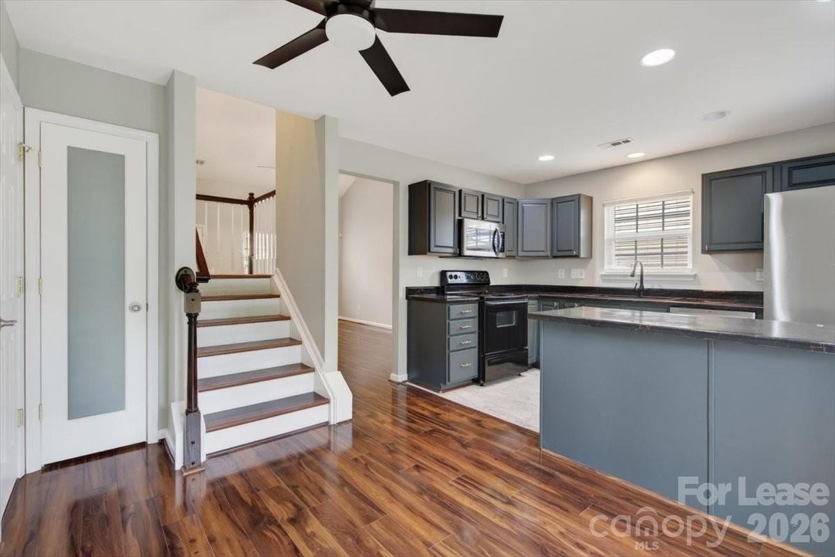 3445 Broadwick St - Photo 6 of 30