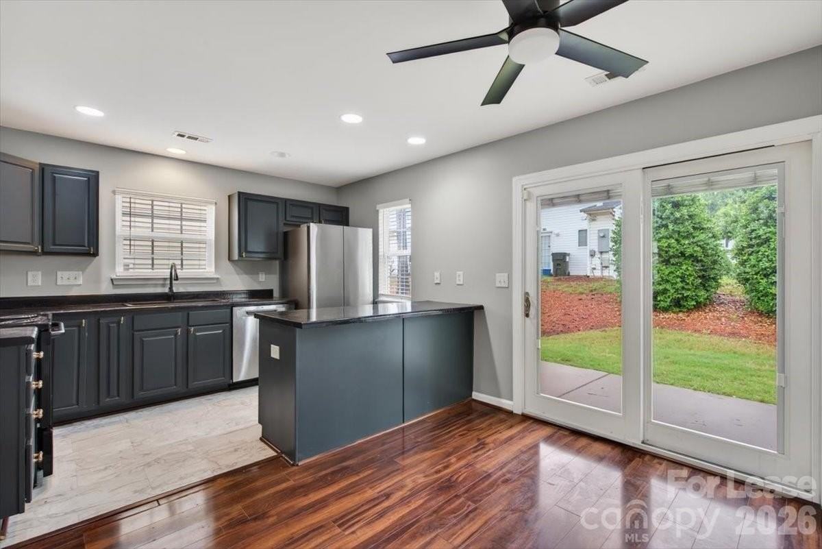 3445 Broadwick St - Photo 7 of 30