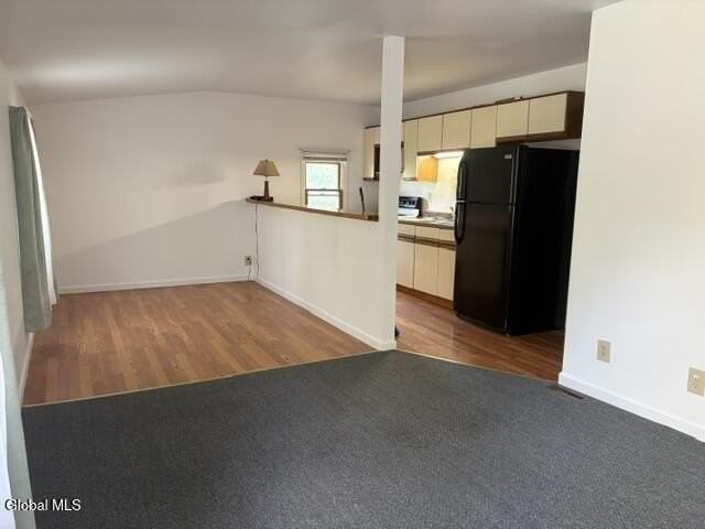 252 Greenfield Ave - Photo 4 of 10