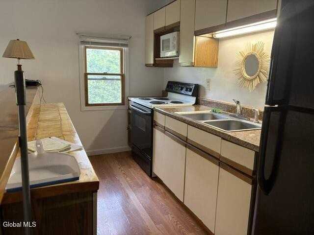 252 Greenfield Ave - Photo 6 of 10