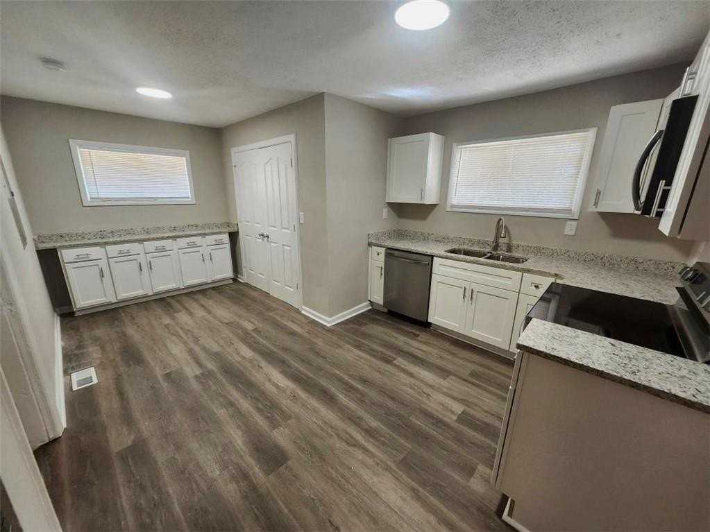 3415 Hyland Dr - Photo 2 of 9