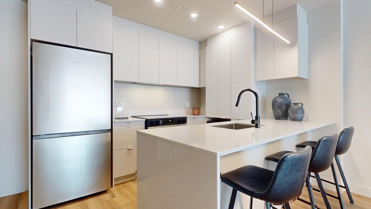 1555 Boul Chomedey - Photo 2 of 18