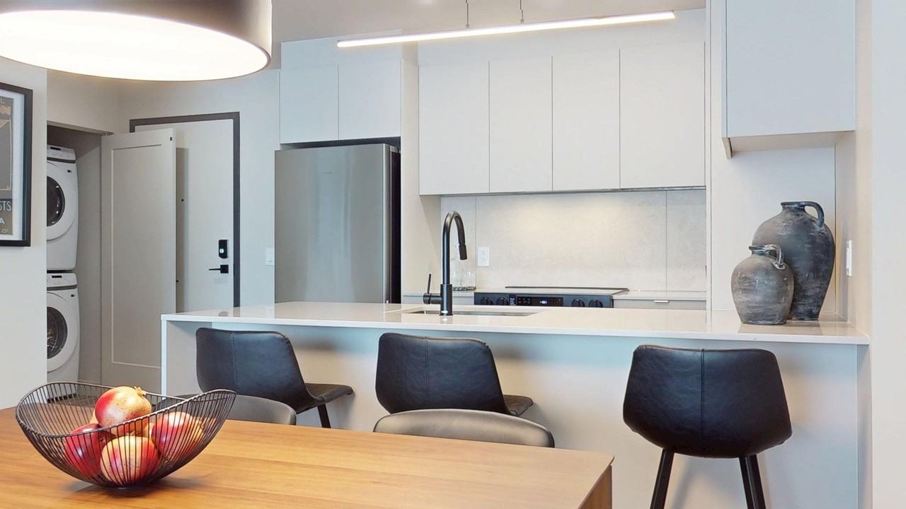 1555 Boul Chomedey - Photo 7 of 18