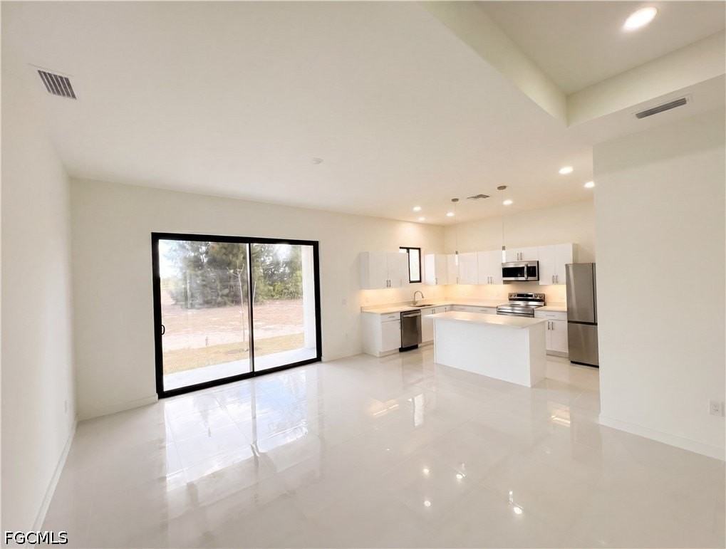 2113 Nw 41st Ave - Photo 3 of 27
