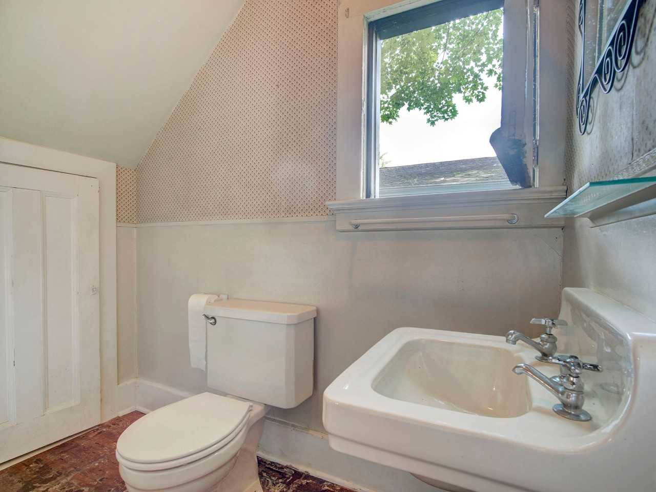 449 Grove St - Photo 5 of 11
