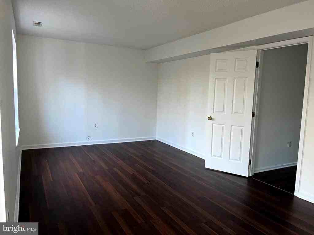 15 Halstead Pl - Photo 3 of 17