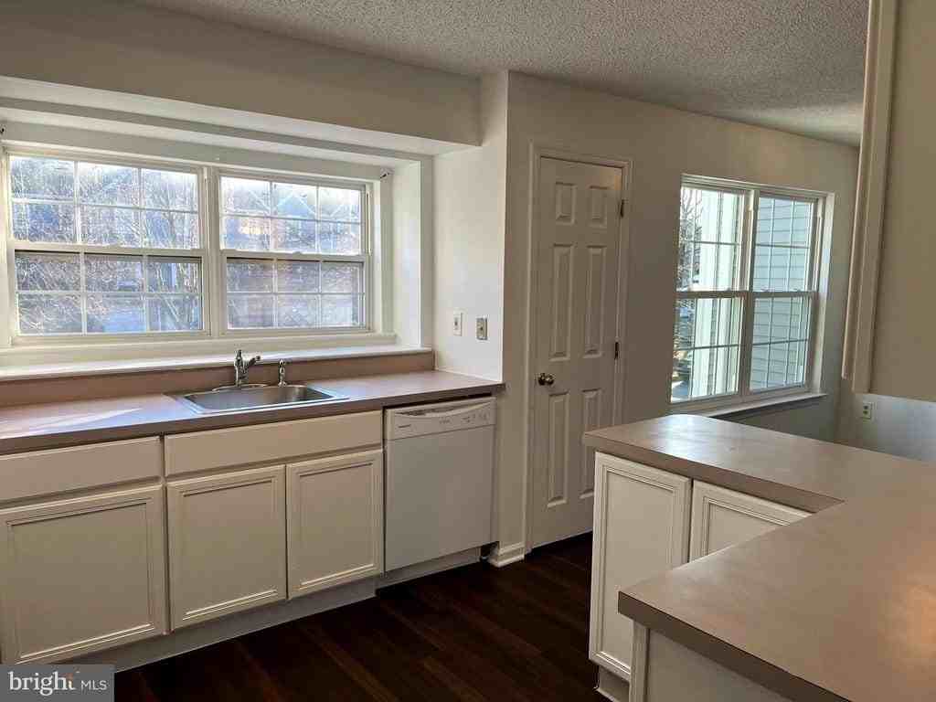 15 Halstead Pl - Photo 4 of 17