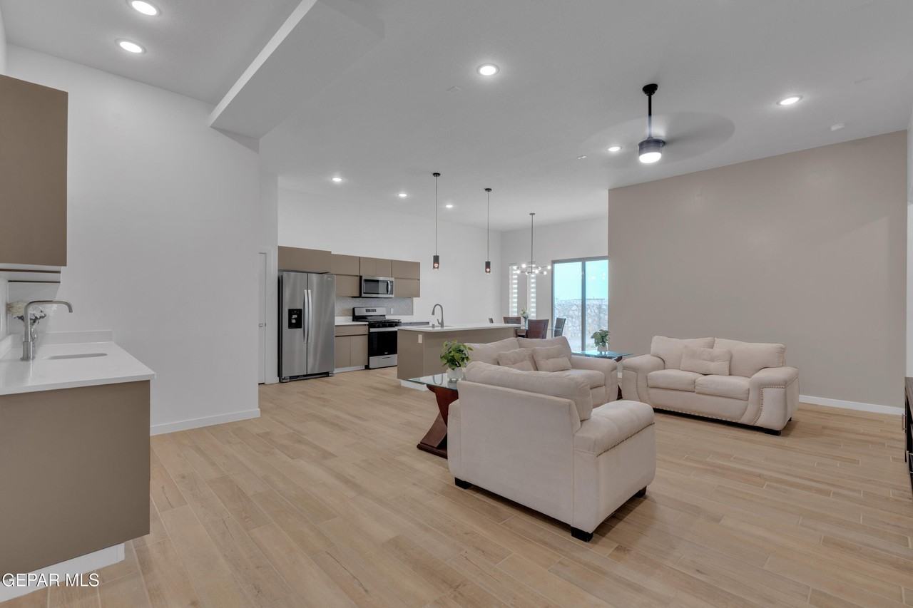 12713 Captian Claudia Ct - Photo 5 of 50