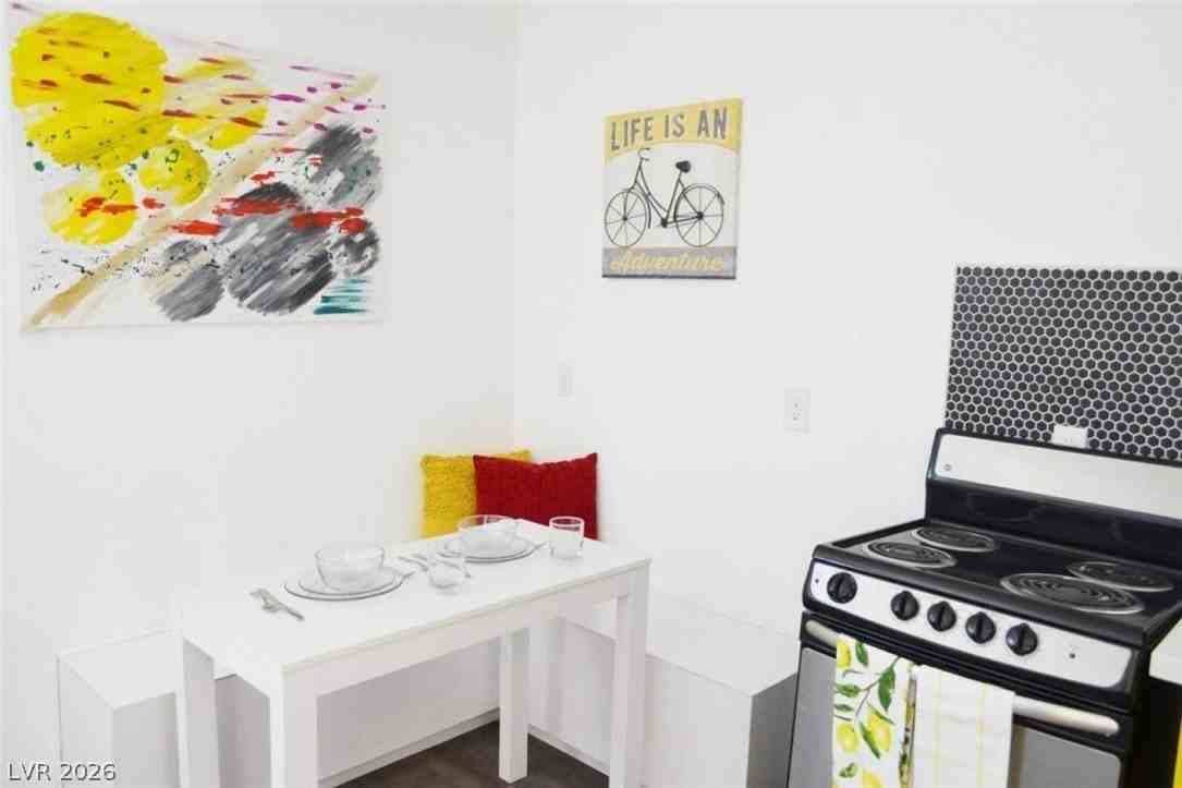 308 S 10th St #B - Photo 5 of 17