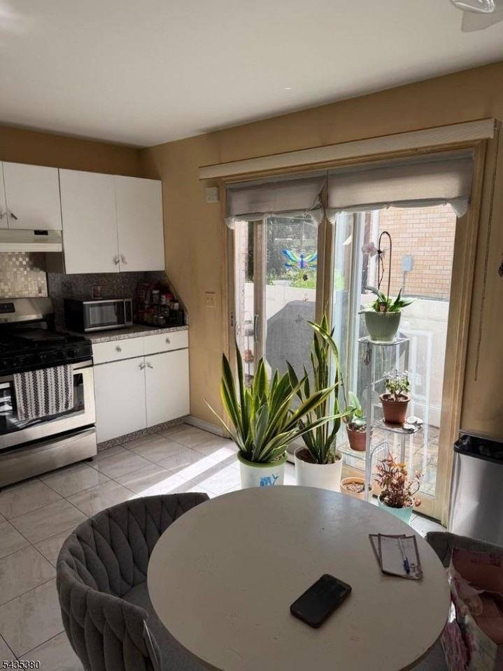 408 7th St #B - Photo 2 of 13