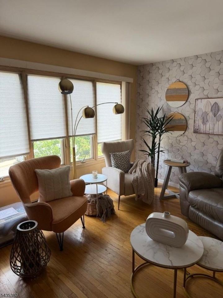 408 7th St #B - Photo 3 of 13