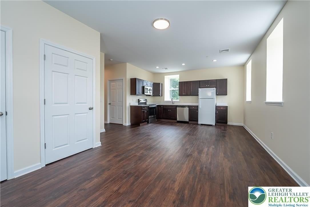 418 W Race St #2 - Photo 4 of 16