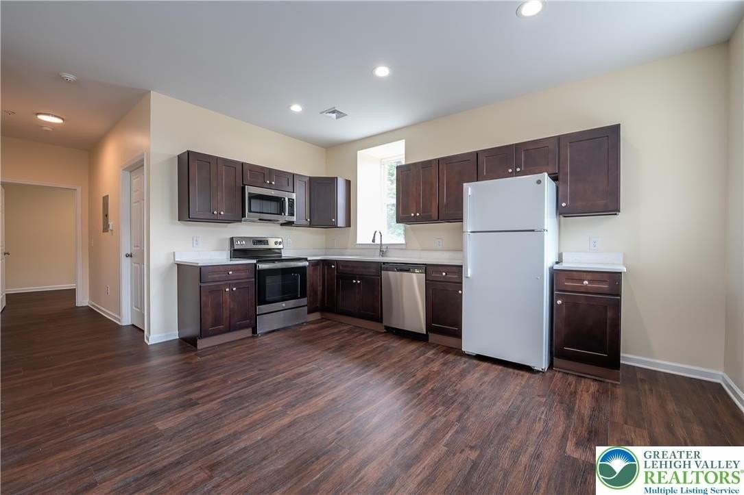 418 W Race St #2 - Photo 5 of 16