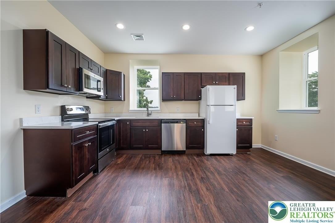 418 W Race St #2 - Photo 6 of 16