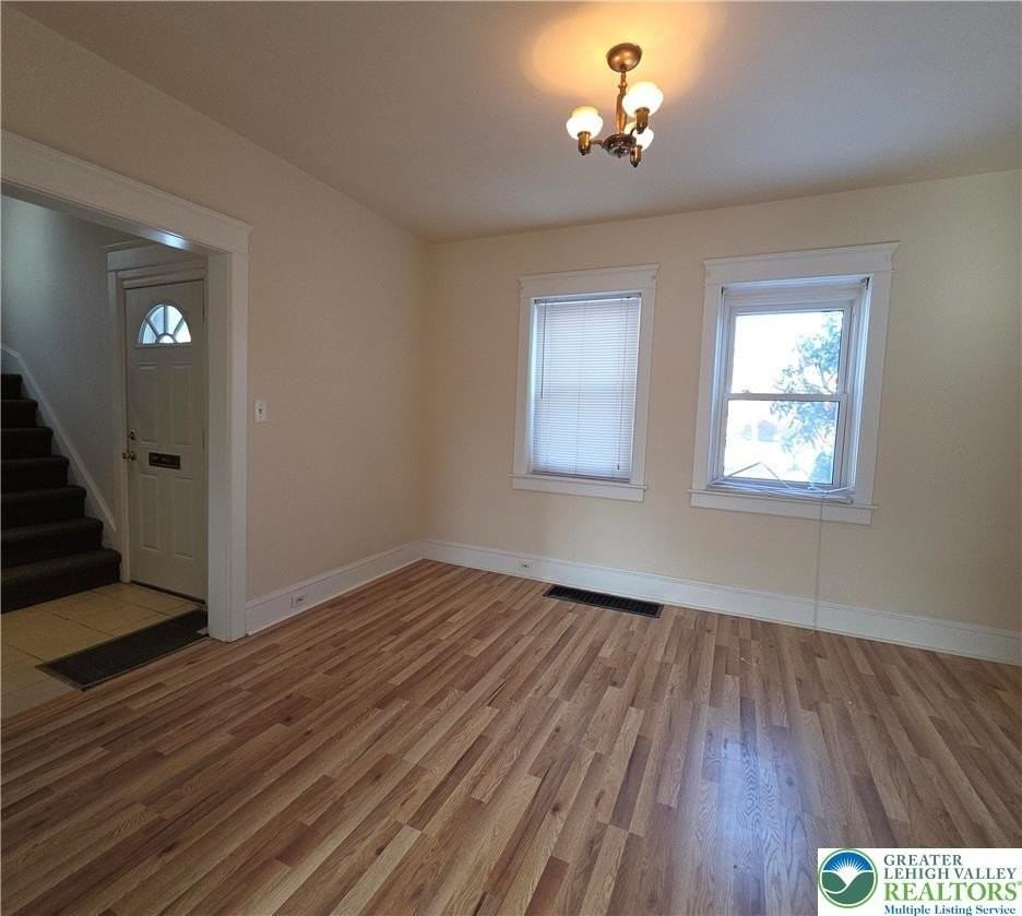 830 Media St - Photo 2 of 8