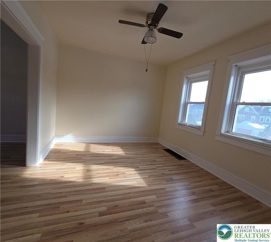 830 Media St - Photo 3 of 8